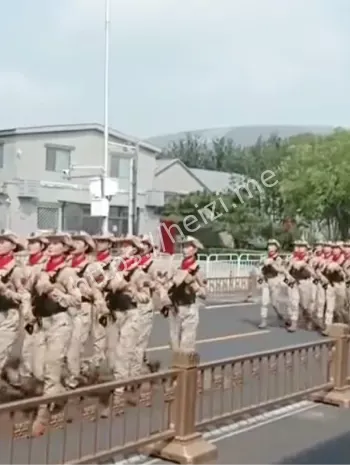 女民兵为啥戴红色丝巾